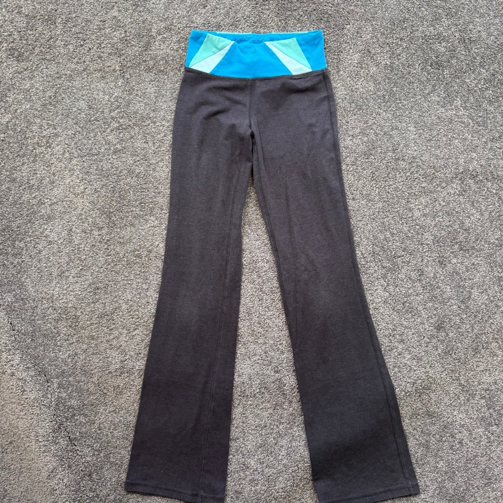 Live Love Dream Womens XS Gray Flare Yoga Pants Colorblock Waistband D9969